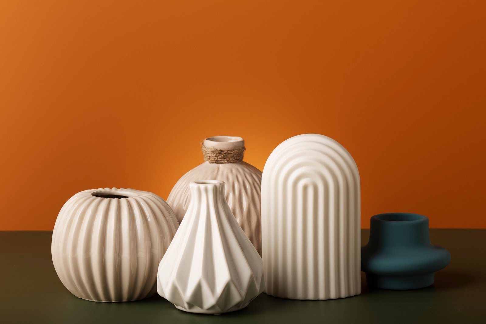 http://img.b2bpic.net/free-photo/close-up-arrangement-modern-vases_23-2149646536.jpg