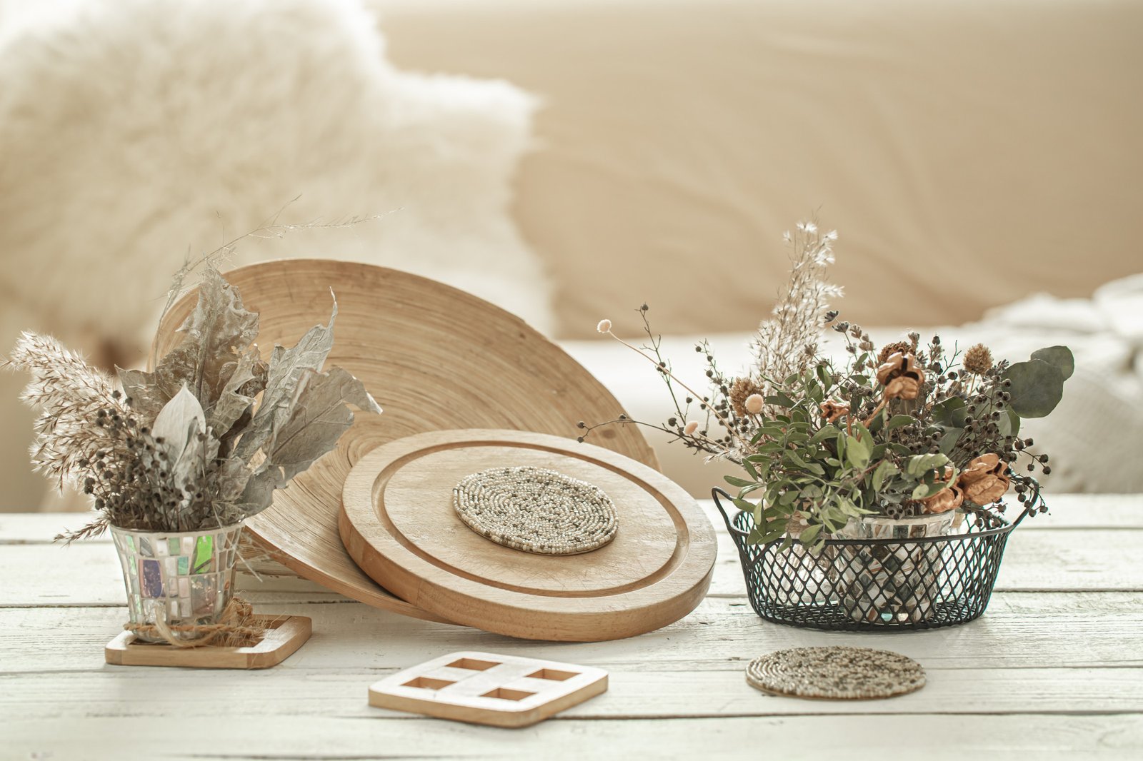 http://img.b2bpic.net/free-photo/decorative-items-cozy-interior-room-vase-with-dried-flowers-light-wooden-table_169016-4252.jpg